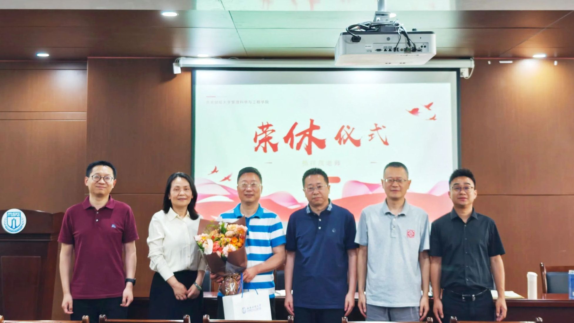 成人小说
为退休教师举办荣休仪式